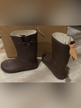 1000 Hours Outside rain boots. Size 2. Needs glue where exterior separated